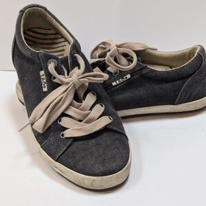 Taos Star women's sneakers in 7.5 gently used